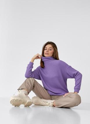 Жіночий вільний однотонний светр із коміром-хомут бузковий5 фото