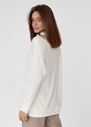 Жіночий вільний однотонний светр із коміром-хомут молочний3 фото