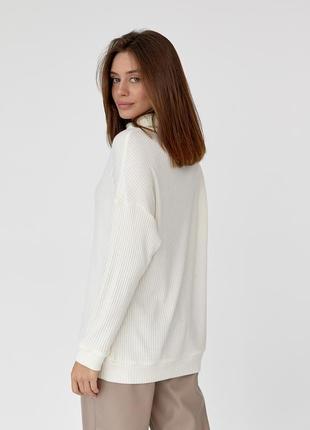 Жіночий вільний однотонний светр із коміром-хомут молочний4 фото