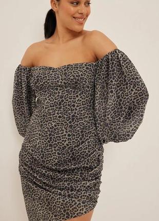 Асимметричное платье с трендовым принтом