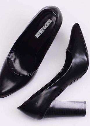 Стильные черные туфли лодочки на широком устойчивом каблуке классические3 фото