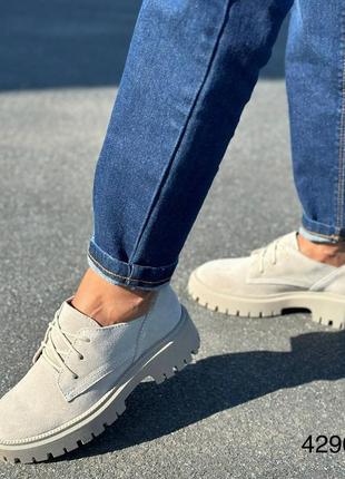 Бежевые женские замшевые туфли на шнурках4 фото
