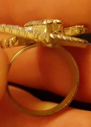 Изысканное кольцо со стразами5 фото