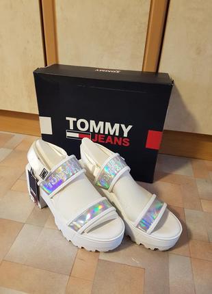 Босоножки белые, сандали кежуал tommy hilfiger iridiscent mid heel 41 р-р7 фото