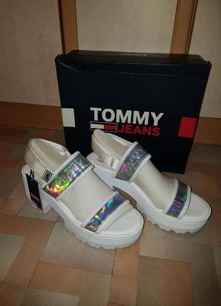 Босоножки белые, сандали кежуал tommy hilfiger iridiscent mid heel 41 р-р3 фото