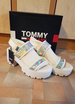 Босоножки белые, сандали кежуал tommy hilfiger iridiscent mid heel 41 р-р4 фото