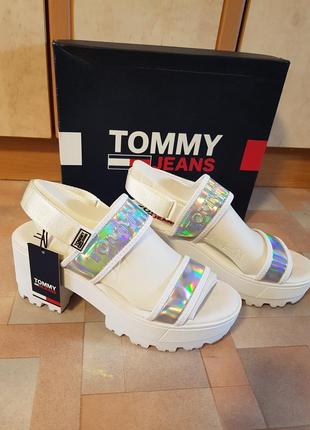 Босоніжки білі, сандалі кежуал tommy hilfiger iridiscent mid heel 41 р-р5 фото