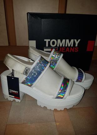 Босоніжки білі, сандалі кежуал tommy hilfiger iridiscent mid heel 41 р-р6 фото