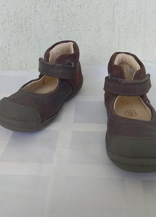 Туфельки кожанние clarks first shoes р.22