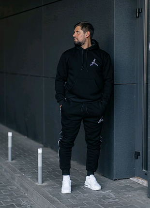 Жіночий і чоловічий костюм