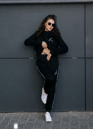 Жіночий і чоловічий костюм