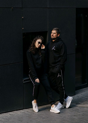 Жіночий і чоловічий костюм