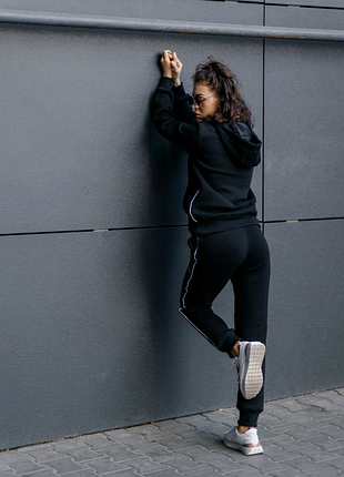 Жіночий і чоловічий костюм