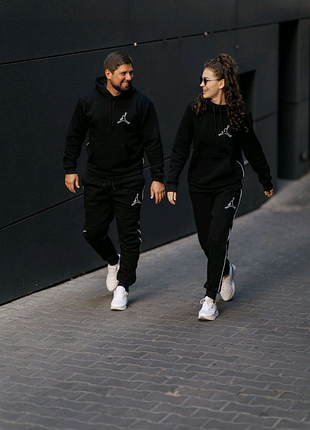 Жіночий і чоловічий костюм