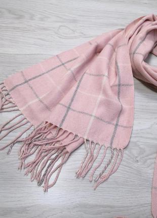 Шикарный тёплый шерстяной розовый шарф в клеточку с кисточками7 фото