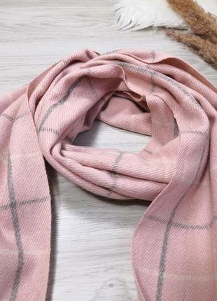 Шикарный тёплый шерстяной розовый шарф в клеточку с кисточками8 фото