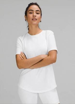 Біла футболка рожева чорна