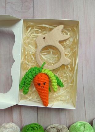 Брязкальце - гризунок зайчик з морквою, в'язана іграшка1 фото