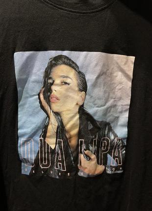 Футболка черная bershka с принтом dua lipa4 фото