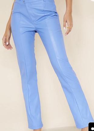 Прямі брюки зі штучної шкіри блакитного кольору