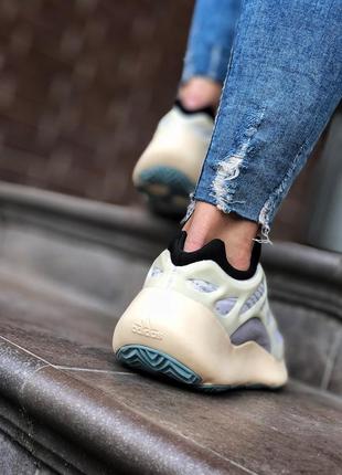 Стильные женские кроссовки adidas yeezy boost 700 v3 azael пудровые7 фото
