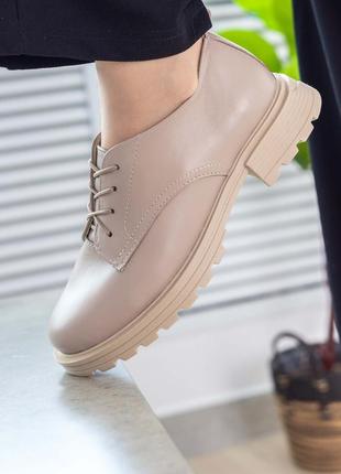 Женские бежевые кожаные туфли со шнурком1 фото
