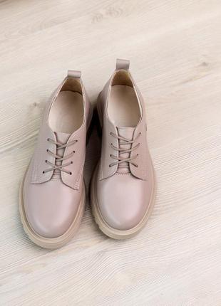 Женские бежевые кожаные туфли со шнурком10 фото
