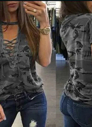 Стильна футболка з комфляжним принтом, у сірих тонах.