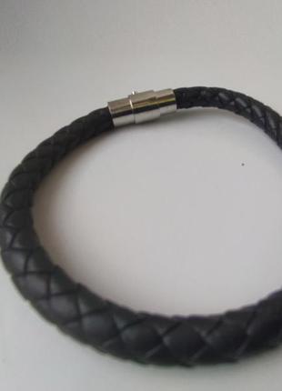 Черный плетеный браслет из искусствекнной кожи на магнитном замке2 фото