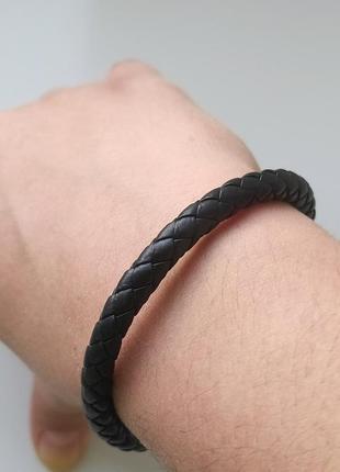 Черный плетеный браслет из искусствекнной кожи на магнитном замке3 фото