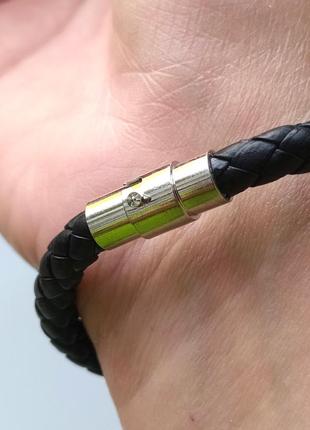 Черный плетеный браслет из искусствекнной кожи на магнитном замке5 фото