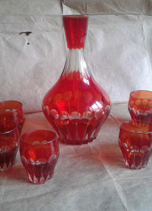 Графин и шесть рюмок.