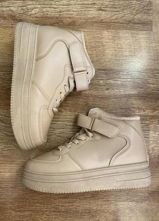 Стильні жіночі бежеві кросівки зима 38 р