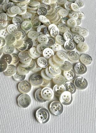 Пуговица рубашечная тонкая с бортиком с молочным оттенком 4отв белая 10мм ракушка