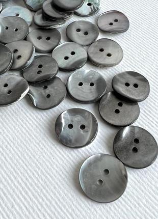 Пуговица рубашечная тонкая глянцевая светлая 2отв серая 15мм ракушка