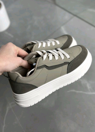 Кросівки жіночі