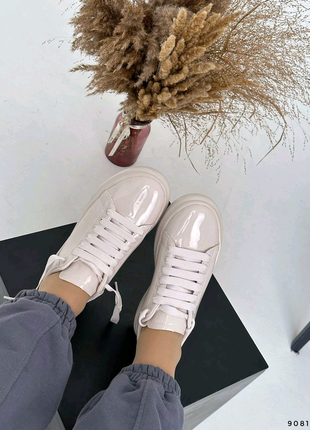 Стильні кросівки жіночі