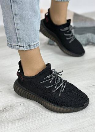 Стильні кросівки жіночі