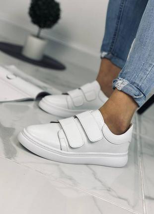 Кросівки жіночі