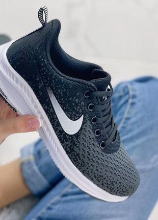 Кросівки жіночі