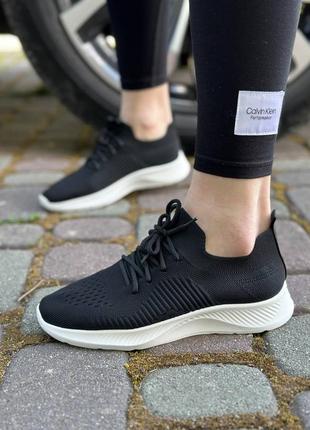 Кросівки жіночі