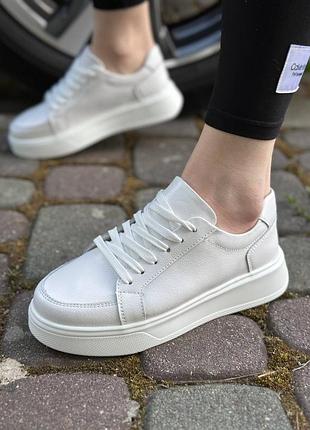 Кросівки жіночі