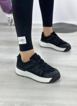 Кросівки жіночі