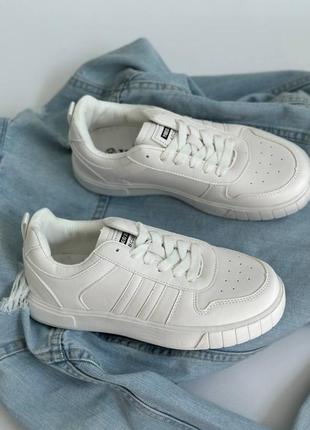 Кросівки жіночі