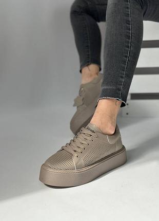 Кросівки жіночі