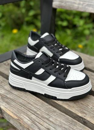 Кросівки жіночі