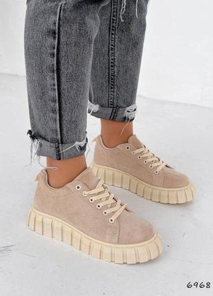 Стильні кросівки жіночі