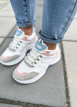 Кросівки жіночі