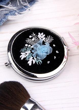 Зеркало с вышивкой лентами на бархате.