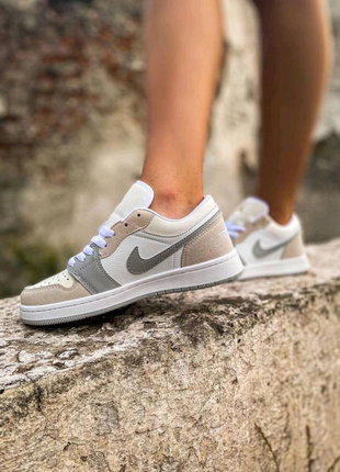 Жіночі кросівкиnike air jordan 1 low бежеві з сірим